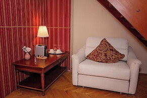 Fleur De Lis Hotel