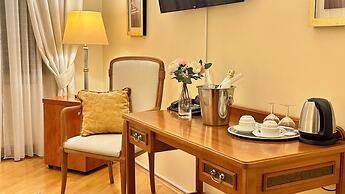 Fleur De Lis Hotel