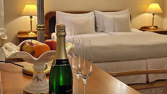 Fleur De Lis Hotel