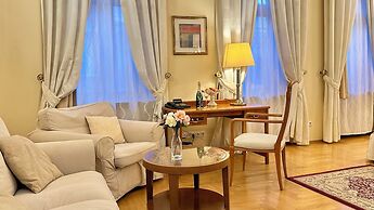 Fleur De Lis Hotel