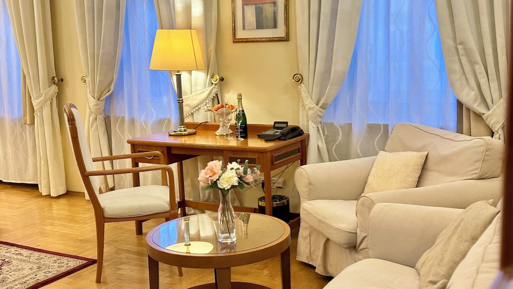 Fleur De Lis Hotel