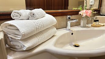 Fleur De Lis Hotel