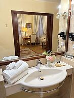 Fleur De Lis Hotel