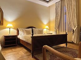 Fleur De Lis Hotel