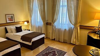 Fleur De Lis Hotel