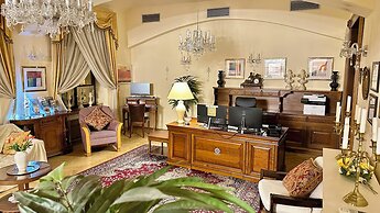 Fleur De Lis Hotel