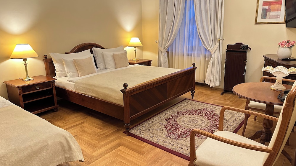 Fleur De Lis Hotel