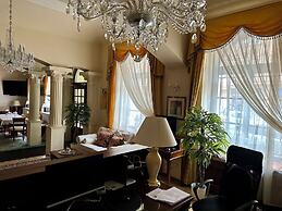 Fleur De Lis Hotel
