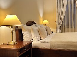 Fleur De Lis Hotel