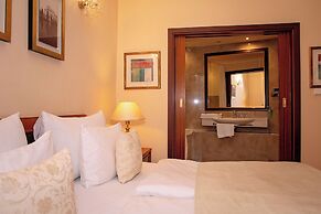 Fleur De Lis Hotel