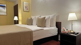 Fleur De Lis Hotel