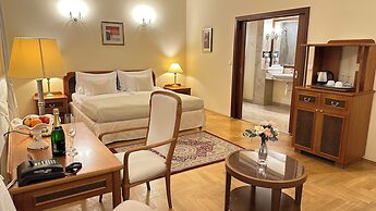 Fleur De Lis Hotel