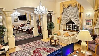 Fleur De Lis Hotel