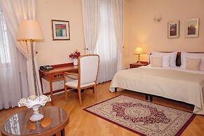 Fleur De Lis Hotel