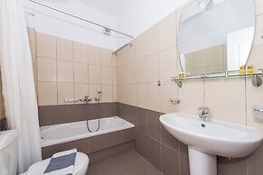 1- bed apt Near Black Beach-sleeps 4-parking