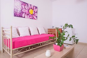 1- bed apt Near Black Beach-sleeps 4-parking