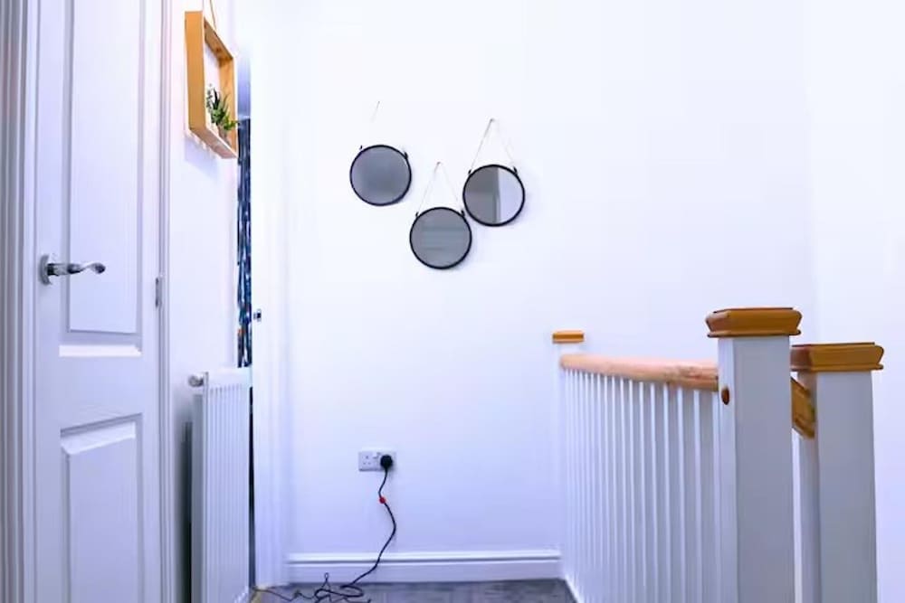 House - Sleeps 6 & Free Parking