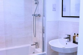House - Sleeps 6 & Free Parking