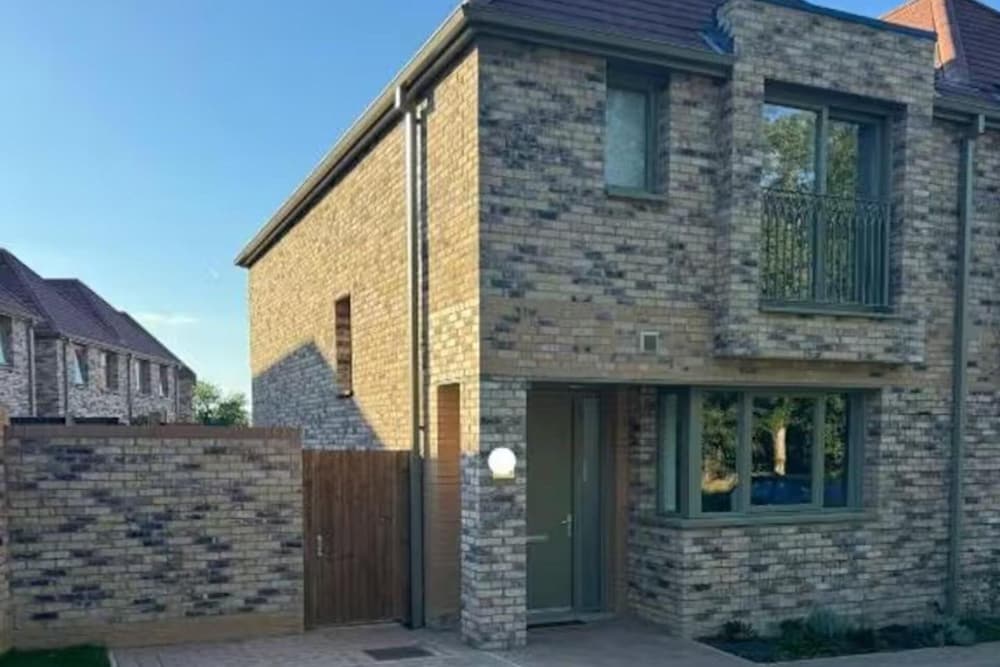 House - Sleeps 6 & Free Parking