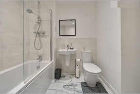 House - Sleeps 6 & Free Parking