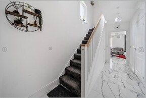 House - Sleeps 6 & Free Parking