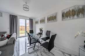 House - Sleeps 6 & Free Parking