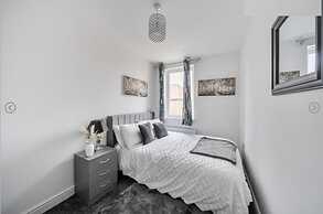 House - Sleeps 6 & Free Parking