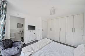 House - Sleeps 6 & Free Parking