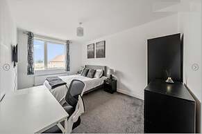 House - Sleeps 6 & Free Parking