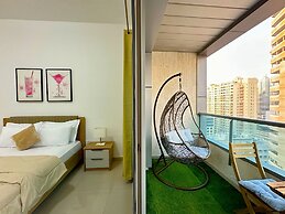 35 OFF in Top View Studio in Marina
