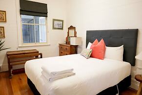 Spacious 4-bed Home in Central Tenterfield
