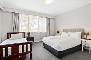 Spacious 5-bed Home With Pool in Glen Iris