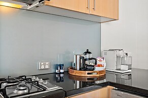 Spacious 5-bed Home With Pool in Glen Iris