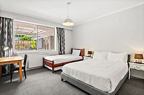 Spacious 5-bed Home With Pool in Glen Iris