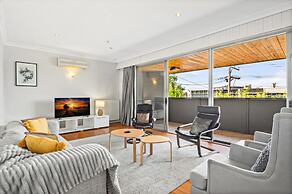 Spacious 5-bed Home With Pool in Glen Iris