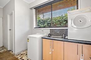 Spacious 5-bed Home With Pool in Glen Iris