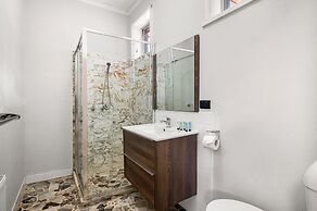 Spacious 5-bed Home With Pool in Glen Iris