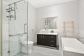Spacious 5-bed Home With Pool in Glen Iris