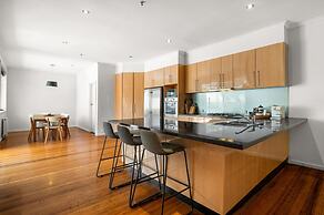 Spacious 5-bed Home With Pool in Glen Iris