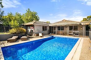 Spacious 5-bed Home With Pool in Glen Iris