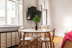Affordable 1BR Flat for 5 Near Belvedere