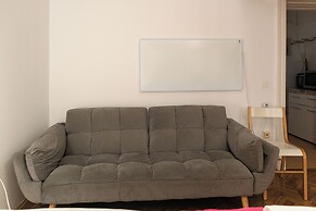 Affordable 1BR Flat for 5 Near Belvedere