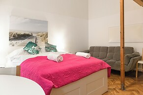 Affordable 1BR Flat for 5 Near Belvedere