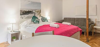 Affordable 1BR Flat for 5 Near Belvedere