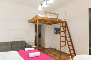 Affordable 1BR Flat for 5 Near Belvedere