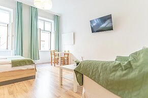 Simple 1BR Apartment Long Stay Belvedere