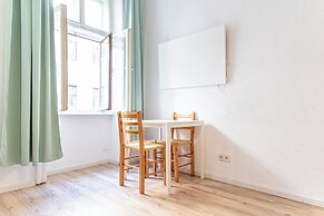 Simple 1BR Apartment Long Stay Belvedere