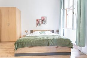 Simple 1BR Apartment Long Stay Belvedere