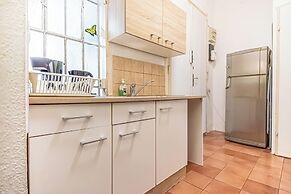 Simple 1BR Apartment Long Stay Belvedere