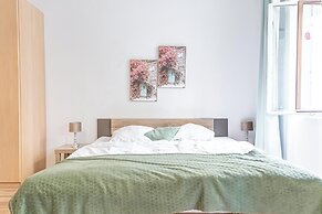 Simple 1BR Apartment Long Stay Belvedere